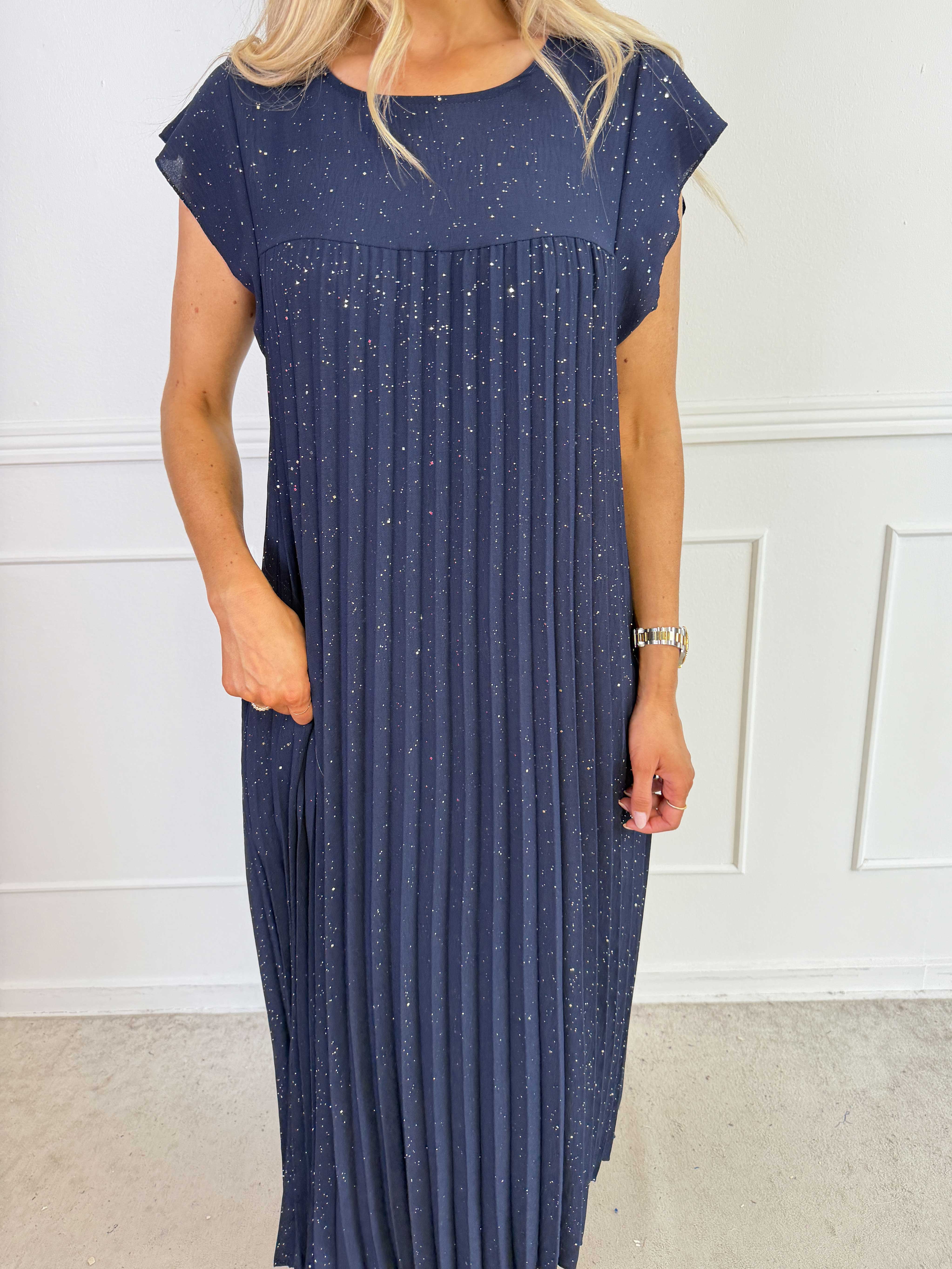 Nancy Glitter - Lang plus size kjole med plisseringer og lommer
